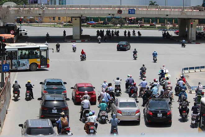 Hà Nội trải qua ngày nắng nóng gắt nhất từ đầu mùa, người dân bịt kín mít khi ra đường